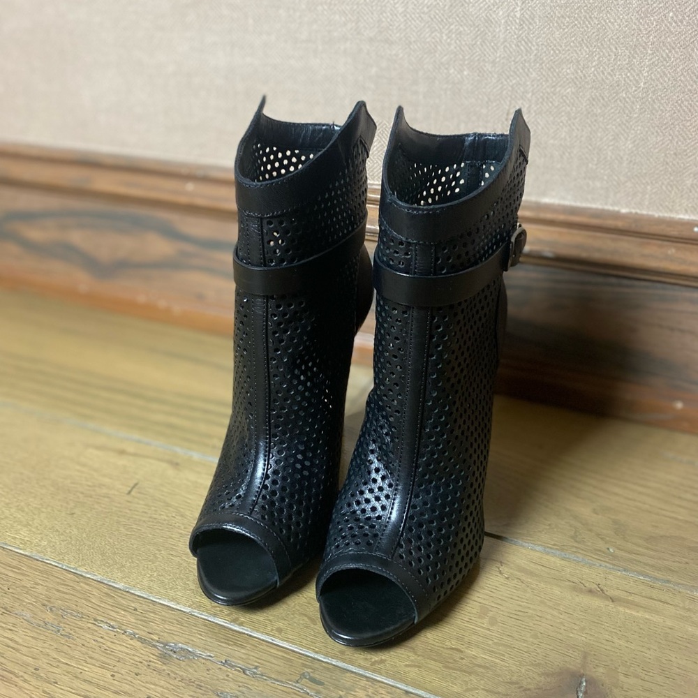 Brand new! Schutz women’s 9B leather sole high heel pointed toe bootie.